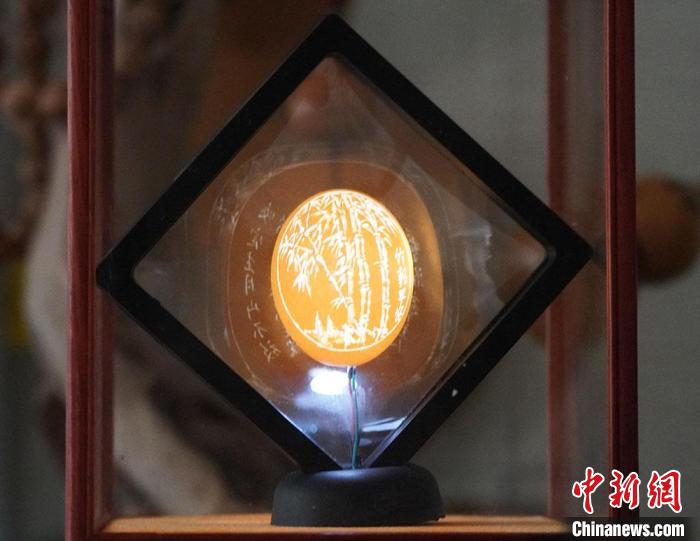 圖為吳義澤新包裝給蛋雕呈現(xiàn)立體感?！【琶赖ぴ?攝