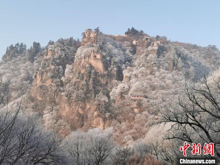 圖為崆峒山霧凇景色。　徐振華 攝