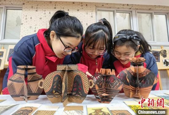 圖為學(xué)生用紙創(chuàng)作的立體彩陶。　劉玉桃 攝