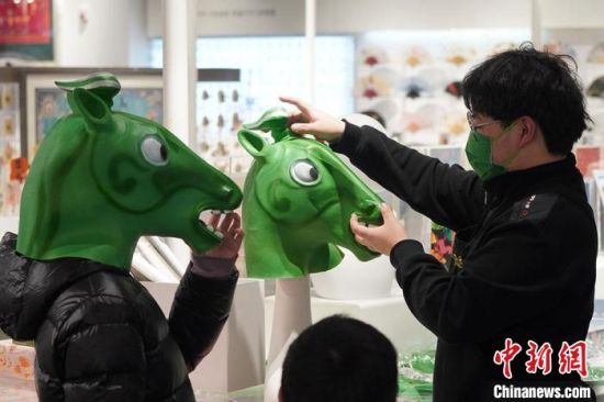 圖為“神馬來(lái)了”銅奔馬頭套?！【琶赖┰?攝