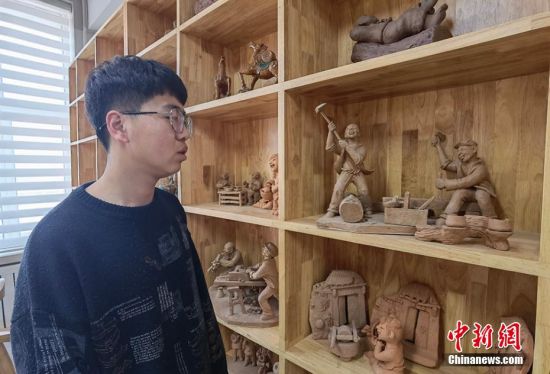 圖為學生介紹作品。 劉玉桃 攝