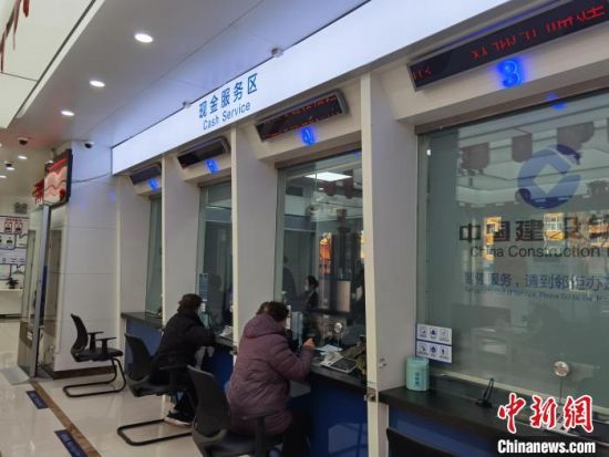 圖為蘭州市民在銀行兌換新鈔。　徐雪 攝