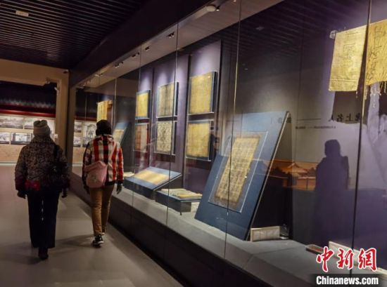 圖為蘭州市民參觀博物館展品?！⌒煅?攝