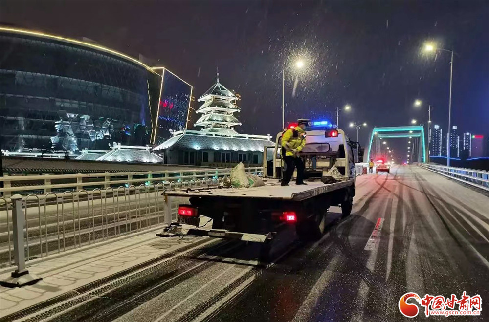 組圖丨蘭州：瑞雪伴返程 交警護平安