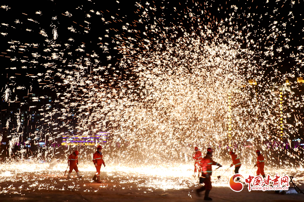 【隴拍客】炫彩奪目！非遺絕技永靖王氏“打鐵花”綻放夜空引關(guān)注