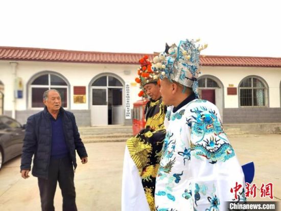 圖為69歲的“苦水高高蹺”國家級傳承人巨海全(左一)，叮囑徒弟們高高蹺練習(xí)技巧要領(lǐng)?！￠Z姣 攝