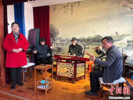 圖為蘭州鼓子表演者王常玉登臺演唱，她是這項入列國家級非物質(zhì)文化遺產(chǎn)的曲藝表演者中，為數(shù)不多的女演員?！堨下?攝