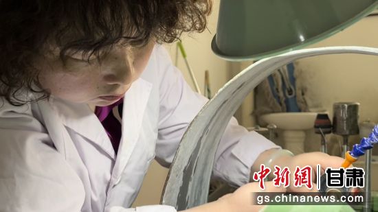 夜光杯制作學(xué)徒謝小琴坦言，雖工作枯燥，但是能夠掌握國家級非遺技藝是很自豪的。王牧雨 攝