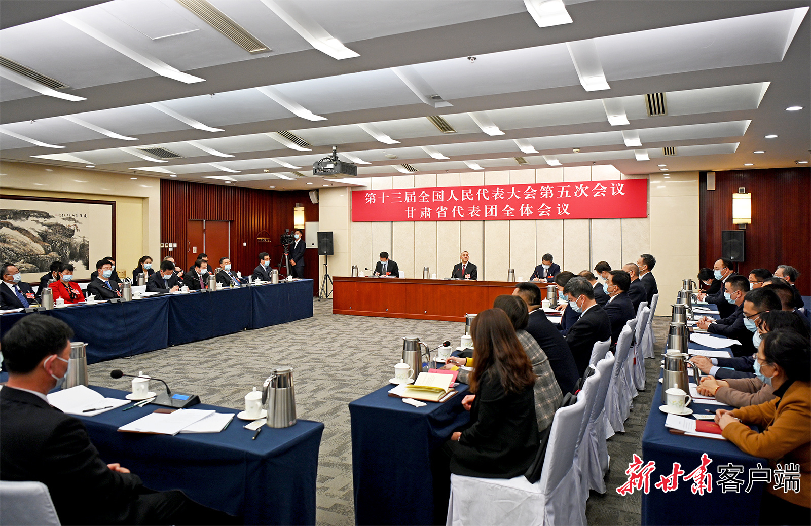 甘肅代表團(tuán)舉行全體會(huì)議，尹弘主持并講話