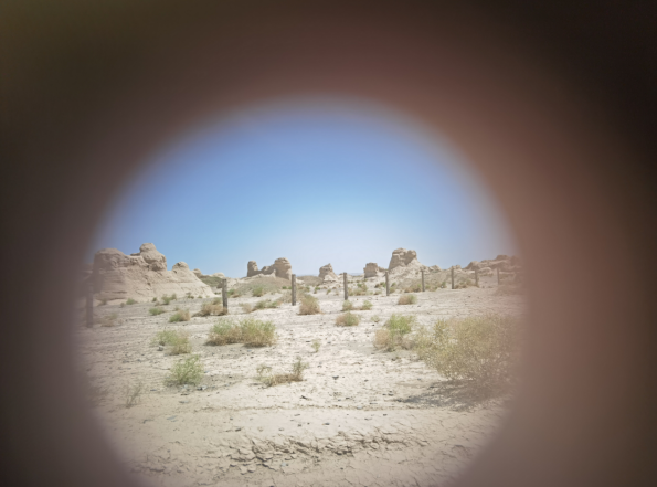 插圖2：透過河西走廊遺存的古陶片孔洞所見。攝影：陳曉斌。拍攝日期：2020年6月。