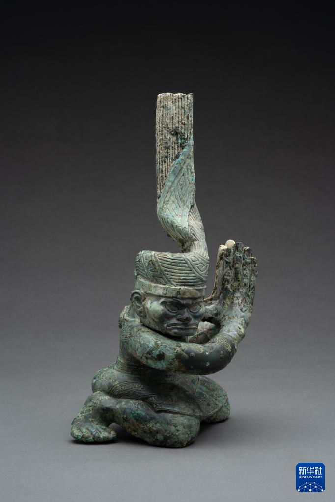 四川廣漢市三星堆商代遺址四號坑出土扭頭跪坐銅人像（資料圖）。