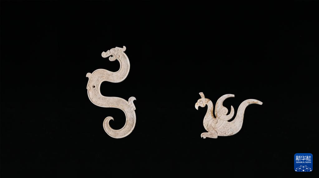 江西樟樹市國字山戰(zhàn)國墓葬出土玉龍、玉鳳（資料圖）。