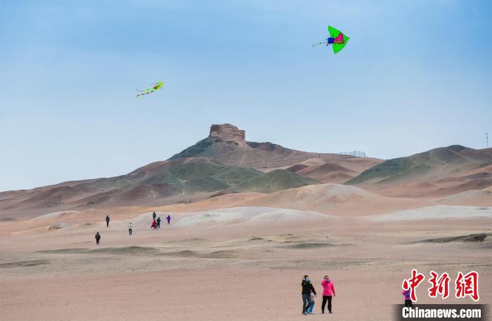 圖為市民正在陽關(guān)景區(qū)放風(fēng)箏?！⊥醣筱y 攝