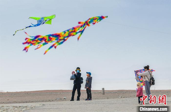 圖為孩童在父母的陪伴下放風(fēng)箏?！⊥醣筱y 攝