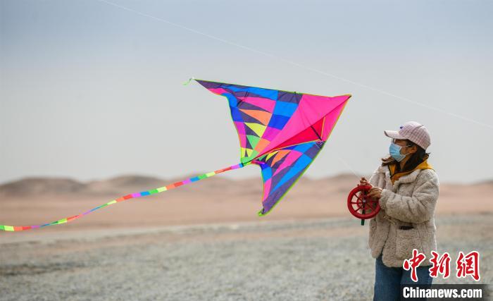 圖為市民正在陽關(guān)景區(qū)放風(fēng)箏?！⊥醣筱y 攝