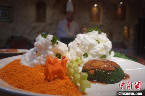 圖為敦煌菜代表菜肴展示?！【琶赖┰?攝