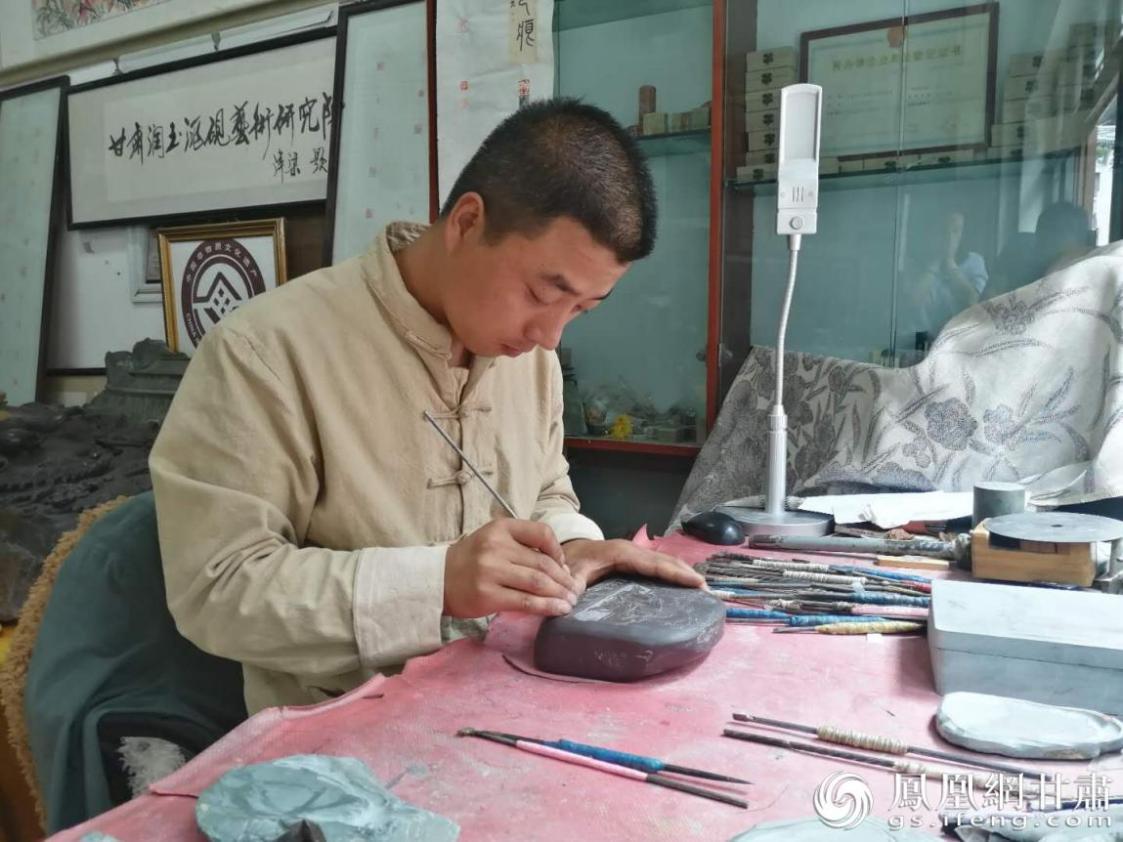 洮硯制作技藝第六代傳人、國(guó)家藝術(shù)基金資助青年藝術(shù)家、正高級(jí)洮硯雕刻藝術(shù)師李江平十年如一日專注于洮硯制作 圖源自網(wǎng)絡(luò)