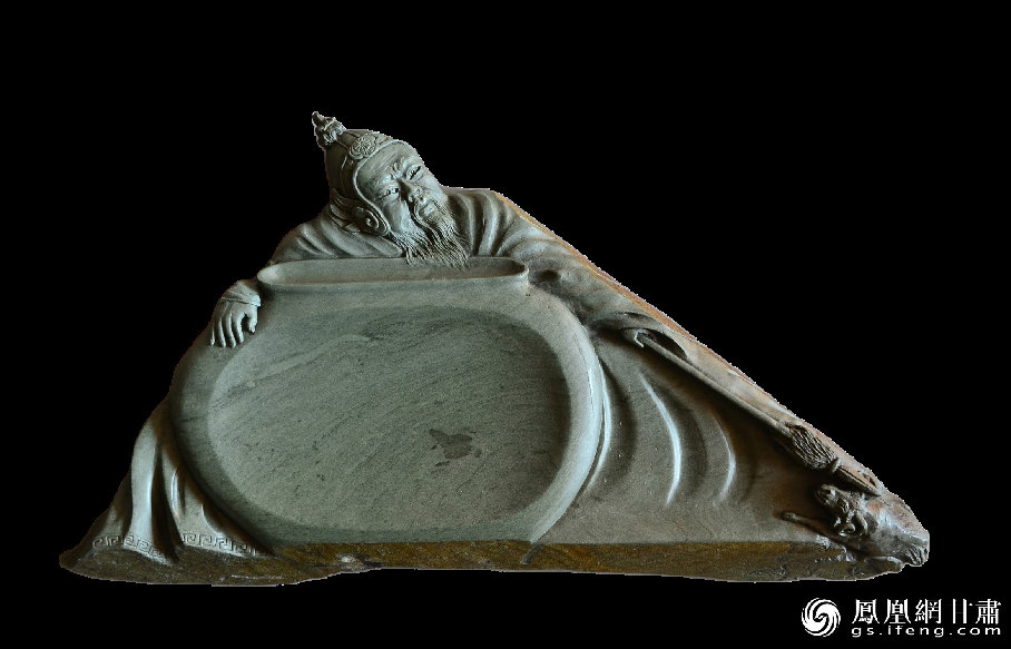 《醉臥沙場(chǎng)君莫笑》硯使王翰《涼州詞》中“醉臥沙場(chǎng)君莫笑，古來(lái)征戰(zhàn)幾人回？”的意境躍然硯臺(tái)之上。資料圖