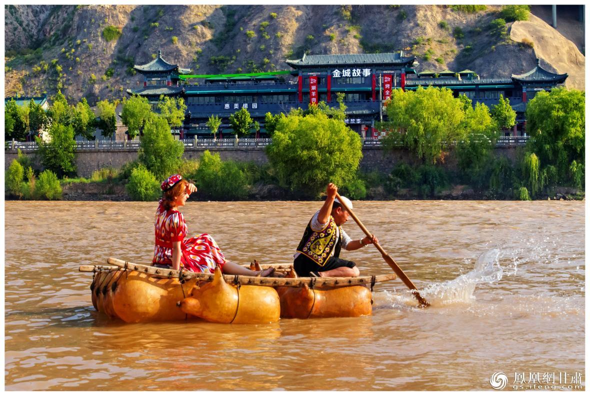 筏子客揮動(dòng)著劈波斬浪的船槳，槳聲中混搭著風(fēng)聲、水聲和男女對(duì)歌的花兒聲。蘭州市文旅局供圖