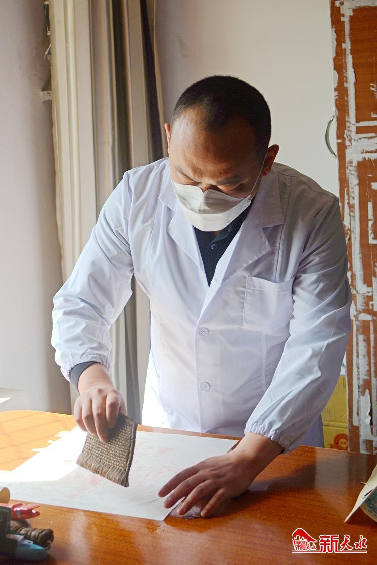 朽爛歷史檔案如何獲新生？看修復(fù)師“妙手回春”