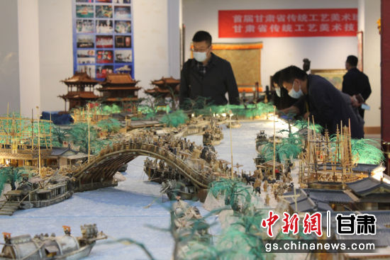 圖為參評作品牦牛角立體微雕“清明上河圖”。徐雪 攝