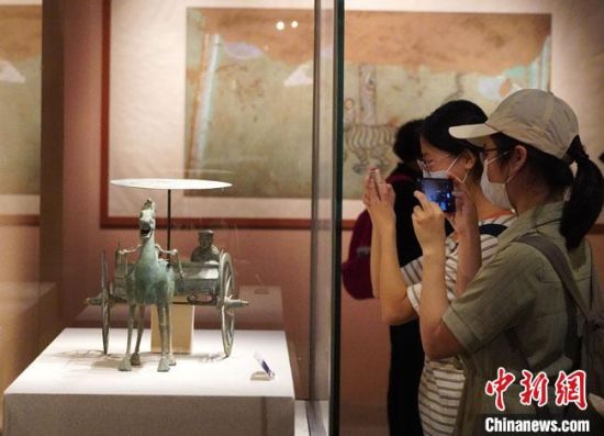 圖為參觀者參觀“大道攸歸：五涼文化展”展陳文物?！【琶赖┰?攝