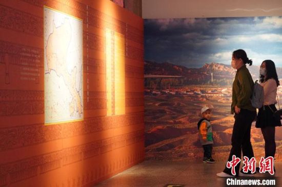 圖為參觀者參觀“大道攸歸：五涼文化展”展陳文物?！【琶赖┰?攝