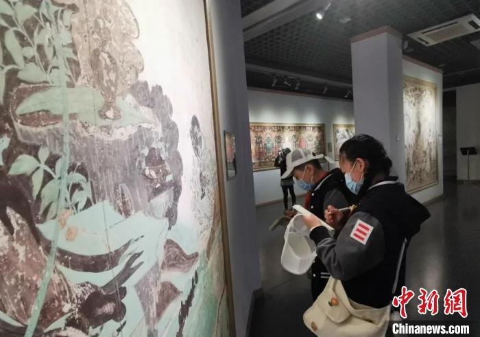 圖為學(xué)生參觀敦煌藝術(shù)館。(資料圖) 蘭州大學(xué)附屬學(xué)校供圖