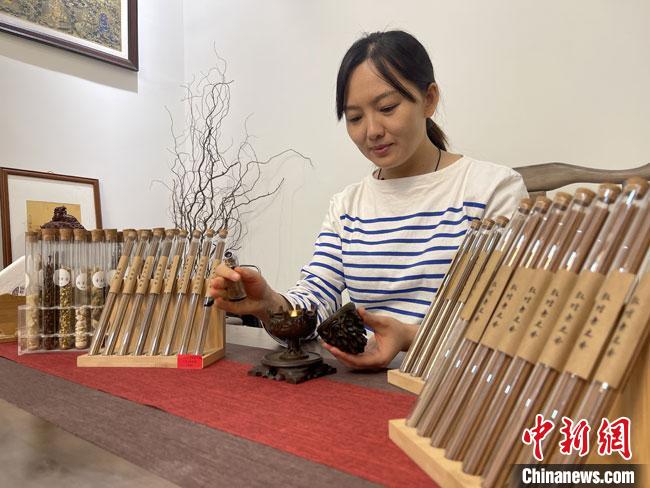 圖為魯雯展示燃香禮儀?！「攥?攝