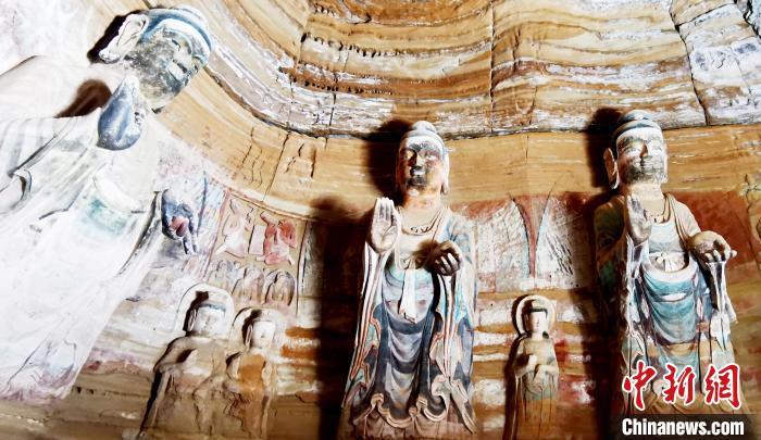 北石窟寺窟內(nèi)造像因受水顯得斑駁?！“瑧c龍 攝