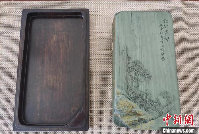 圖為甘肅甘南州洮硯藝人為提升洮硯文化內(nèi)涵，制作“一盒一拓”成品展示。(資料圖) 張婧 攝