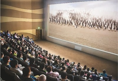 游客在莫高窟數(shù)字展示中心觀看主題電影《千年莫高》。