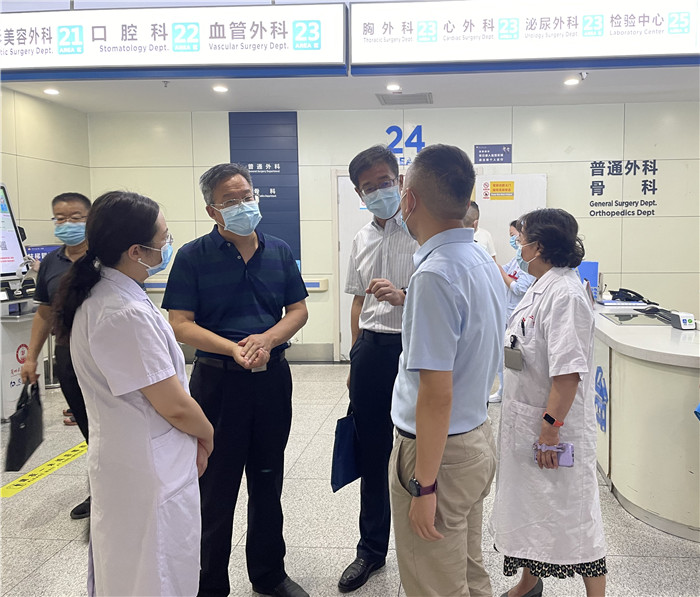 7月12日，甘肅省紀(jì)委監(jiān)委派駐省衛(wèi)健委紀(jì)檢監(jiān)察組紀(jì)檢監(jiān)察干部在蘭大二院門診開展疫情防控監(jiān)督檢查。魏雪 攝.jpg