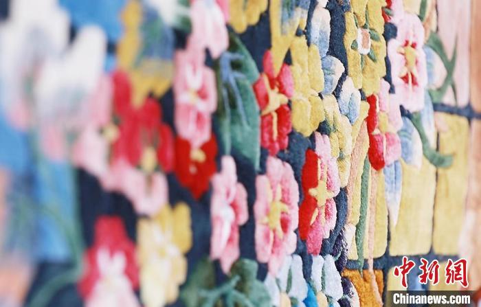 圖為手工地毯成品?！《姑?攝