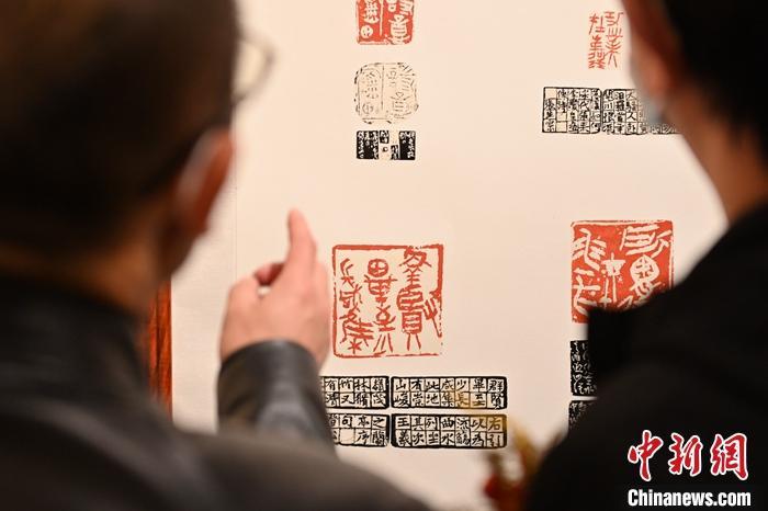 圖為甘肅蘭州，參展作品吸引參觀者。 中新社記者 李亞龍 攝