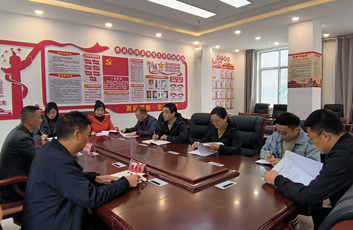 10月19日，康縣紀(jì)委監(jiān)委組織部分班子成員，辦公室、信訪室、案管室、審理室、紀(jì)檢監(jiān)察室等相關(guān)工作人員開展黨的二十大報(bào)告專題討論。.jpg
