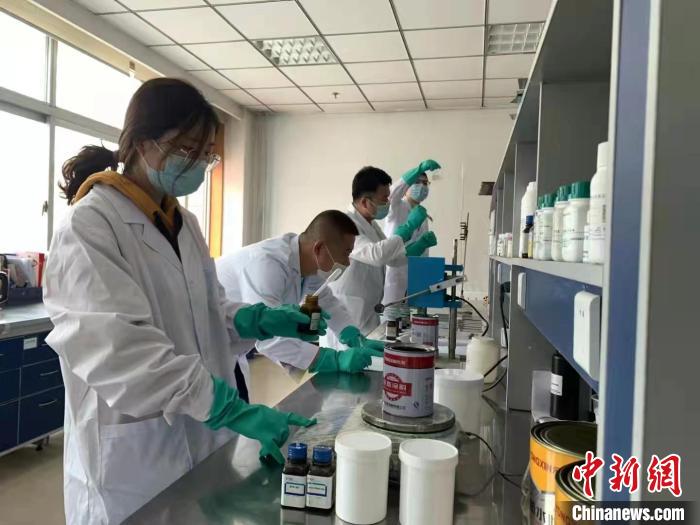 圖為肖菲(前一)帶領(lǐng)團(tuán)隊(duì)研發(fā)水性涂料。(資料圖) 受訪者供圖