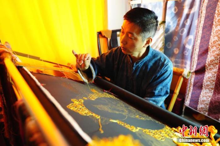 系統(tǒng)性挖掘整理古代敦煌刺繡，是甘肅天水市級(jí)非遺代表性項(xiàng)目武山刺繡代表性傳承人劉云帆這兩年最緊要的工作之一。圖為劉云帆在創(chuàng)作富含敦煌刺繡元素的作品。 中新社發(fā) 謝秉錫 攝 