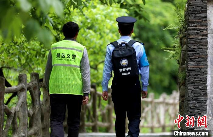 圖為民警背警務(wù)小包在轄區(qū)景區(qū)開(kāi)展工作。(資料圖) 甘肅省公安廳供圖