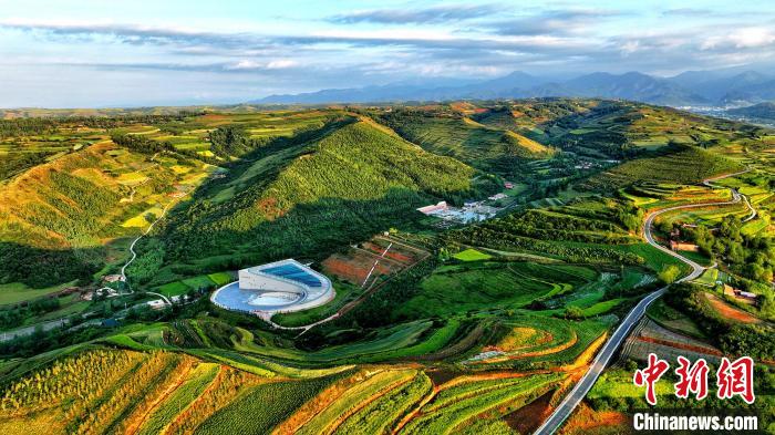 航拍視角下的樺林古動物化石埋藏原址館。該館位于臨夏州和政縣。(資料圖) 和政宣傳部供圖