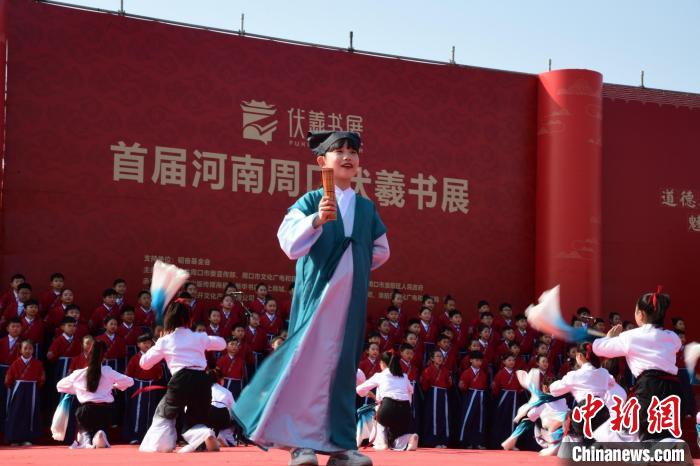 圖為學生們在開幕式上誦讀經典。　梁照曾 攝