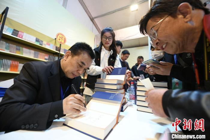 圖為作家王躍文現場簽名售書。　梁照曾 攝