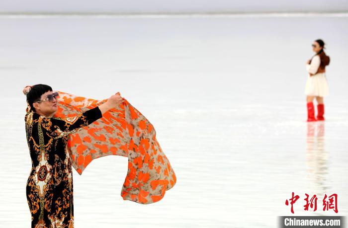 圖為游客在茶卡鹽湖拍照?！⊙Φ?攝