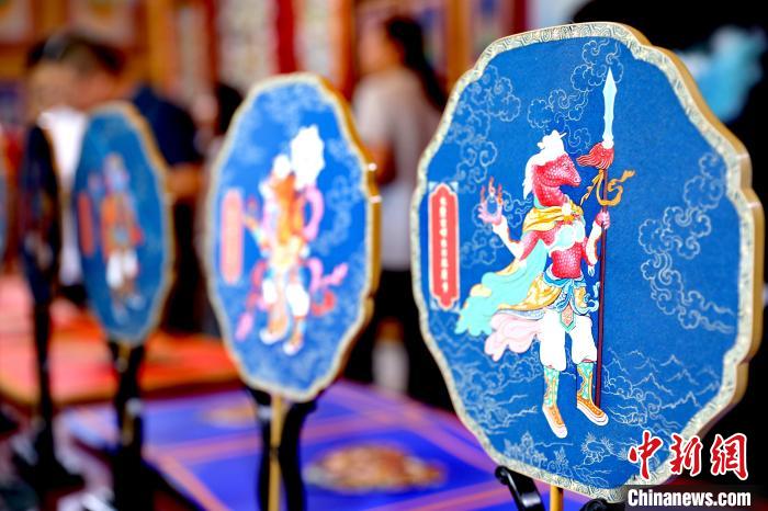 圖為唐卡延伸產(chǎn)品?！⊙Φ?攝