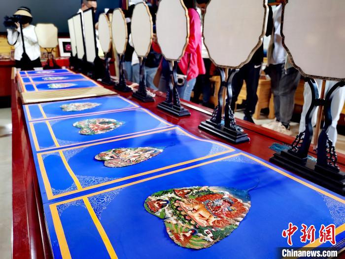 圖為唐卡延伸產(chǎn)品。　張?zhí)砀?攝