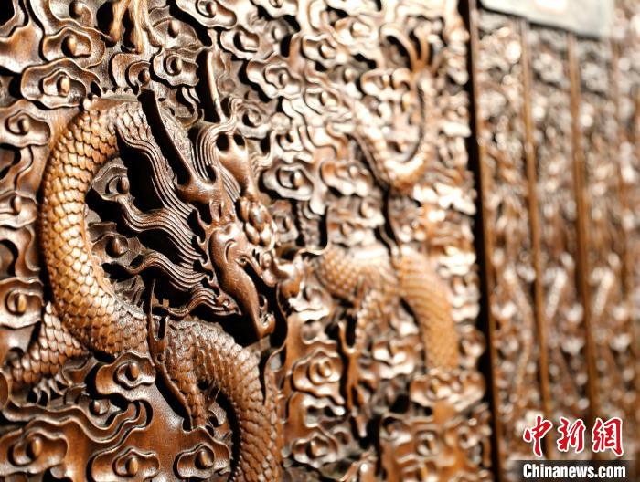 圖為青海永錄民俗博物館內(nèi)珍藏的中式家具細節(jié)展示?！⊙Φ?攝