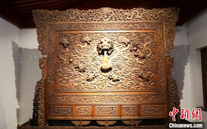 圖為青海永錄民俗博物館內(nèi)珍藏的中式家具?！⊙Φ?攝