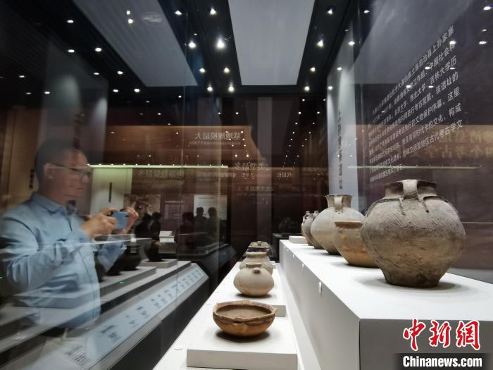 圖為河湟文化博物館展陳的陶器?！?zhí)砀?攝