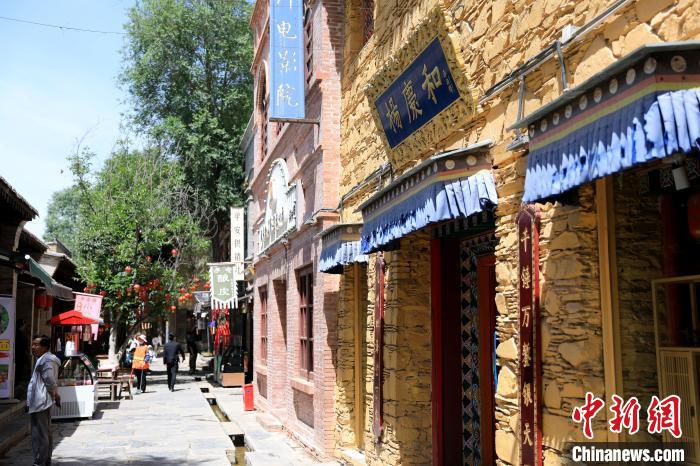 圖為平安驛·河湟民俗文化體驗地的門店?！⊙Φ?攝