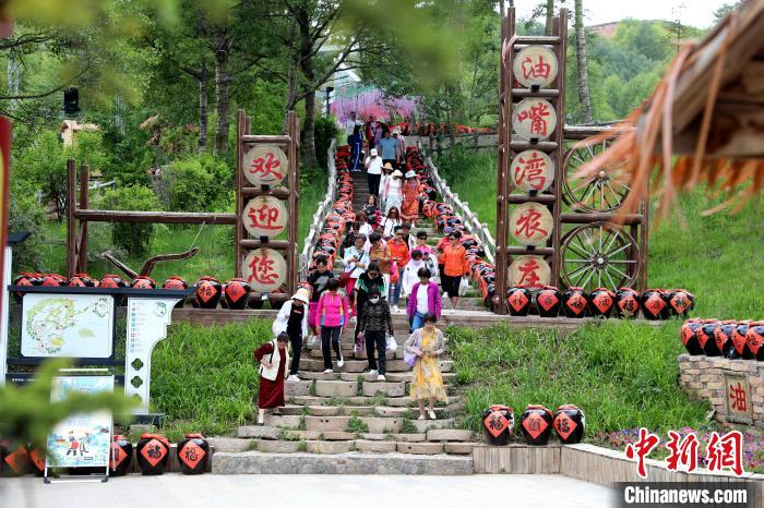 圖為油嘴灣生態(tài)文化景區(qū)的游客?！⊙Φ?攝